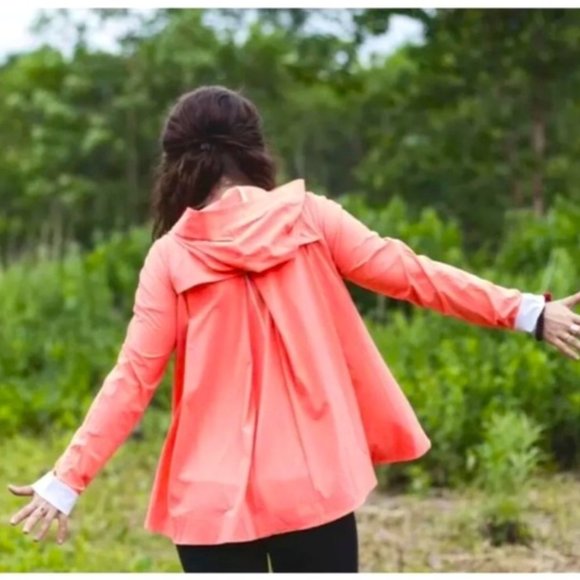 Beautiful Lululemon Sun Showers hooded windbreaker with white trim - Picture 3 of 9